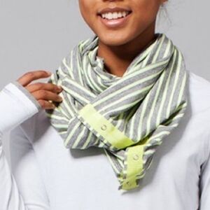 Vivivva Atlética Lululemon Chic Striped Scarf in Gray and Lime Green